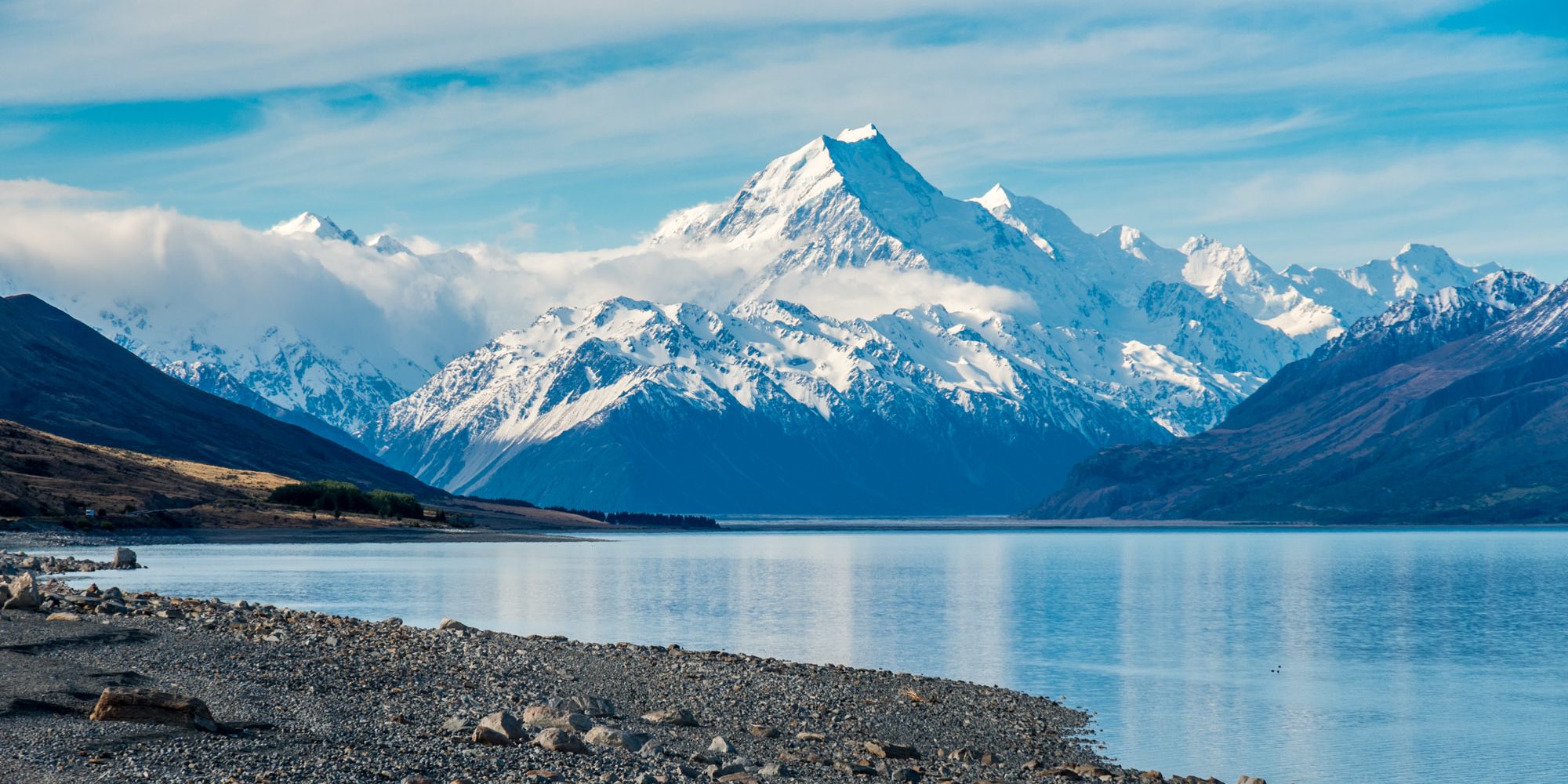 Aoraki Mount Cook at the end of Lake Puakaki in New Zealand